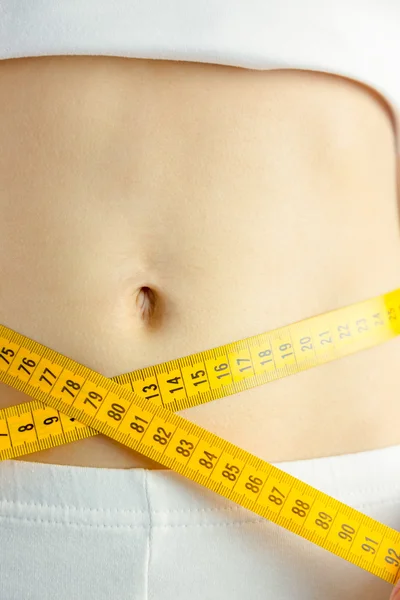 Mulher magro medindo sua cintura — Fotografia de Stock