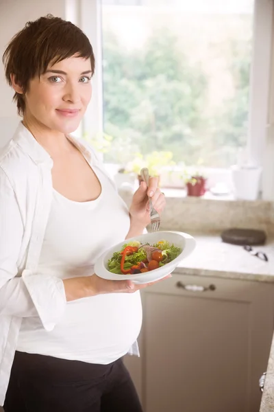 Zwangere vrouw na kom salade — Stockfoto