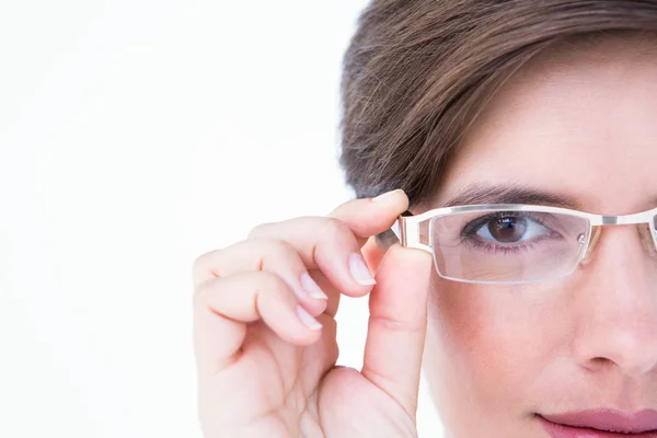 Kvinnan tittar över hennes glasögon — Stockfoto