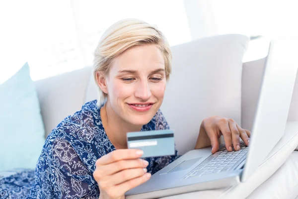 Mujer rubia haciendo compras en línea — Foto de Stock