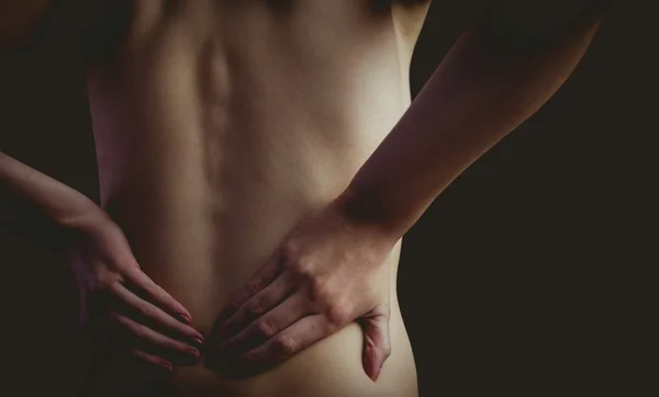 Donna nuda con una lesione alla schiena — Foto Stock