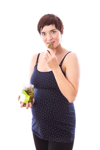 Femme enceinte manger pot de cornichons — Photo