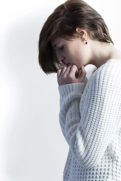 Triste bella bruna tenendo la testa — Foto Stock