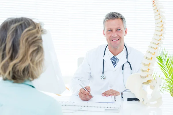 Médico sorrindo para a câmera — Fotografia de Stock