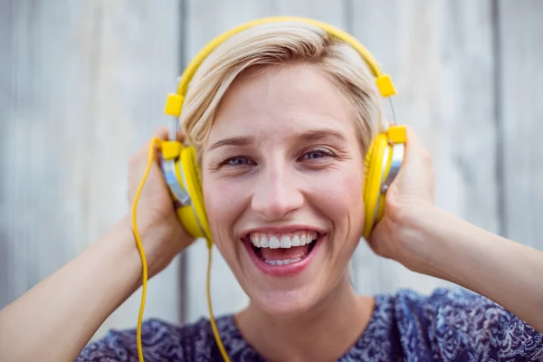 Jolie femme blonde écoutant de la musique — Photo