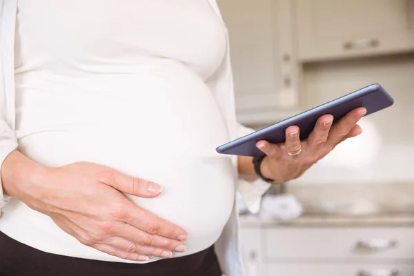 Tablet pc를 사용 하 여 임신한 여자 — 스톡 사진
