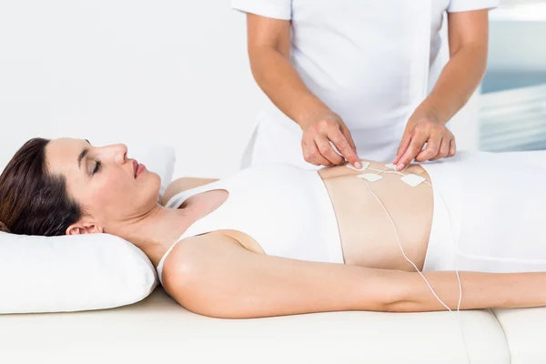 Mujer sometida a electroterapia — Foto de Stock