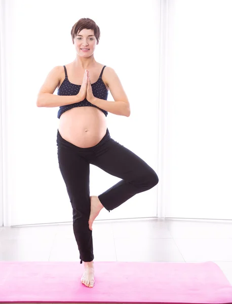 Mulher grávida mantendo em forma — Fotografia de Stock