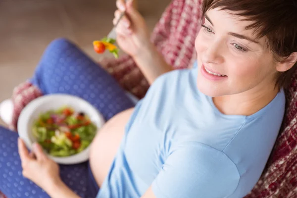 Pregnant woman eating a salad — Stock Photo, Image