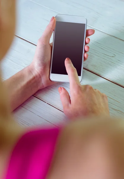 Casual vrouw met behulp van haar smartphone — Stockfoto