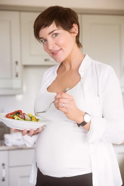 Mulher grávida tendo tigela de salada — Fotografia de Stock