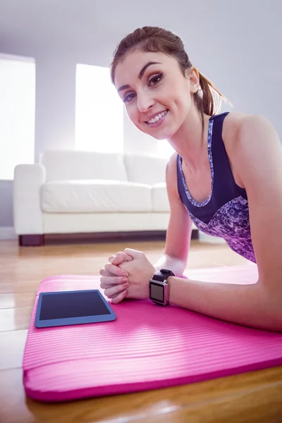 Fit vrouw doen plank op mat — Stockfoto