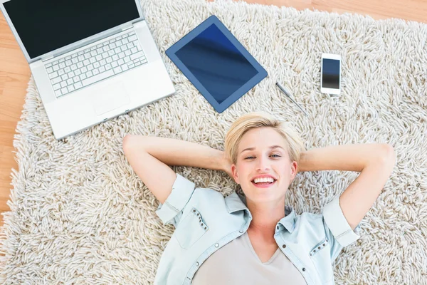 Mooie blonde vrouw op de vloer liggen — Stockfoto