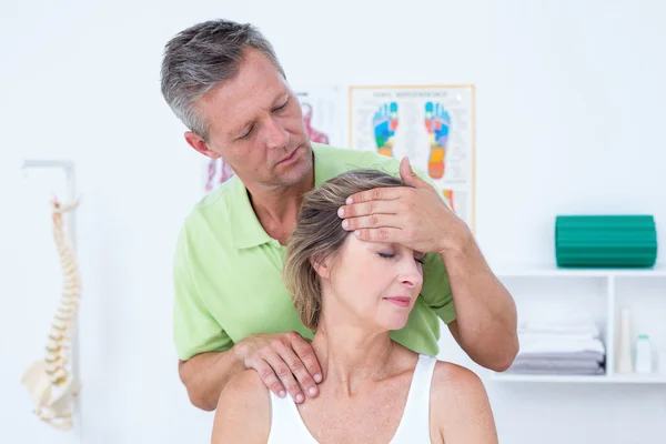 Medico che fa regolazione del collo — Foto Stock