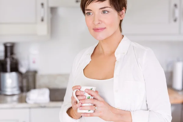 Zwangere vrouw na een warme drank te nemen — Stockfoto