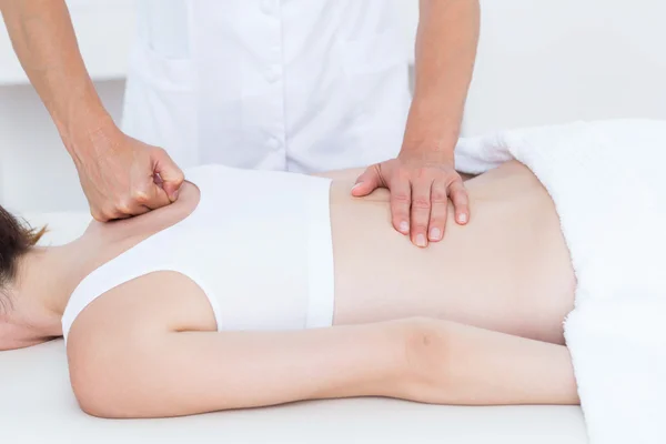 Physiotherapeut macht Rückenmassage — Stockfoto