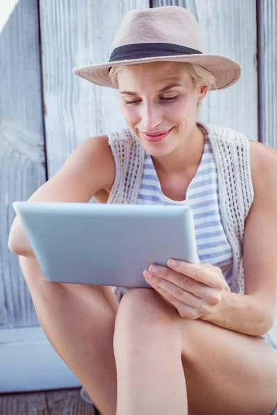 Mujer rubia bonita usando tableta — Foto de Stock