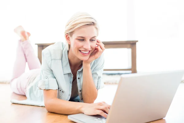 Mulher loira no chão usando laptop — Fotografia de Stock