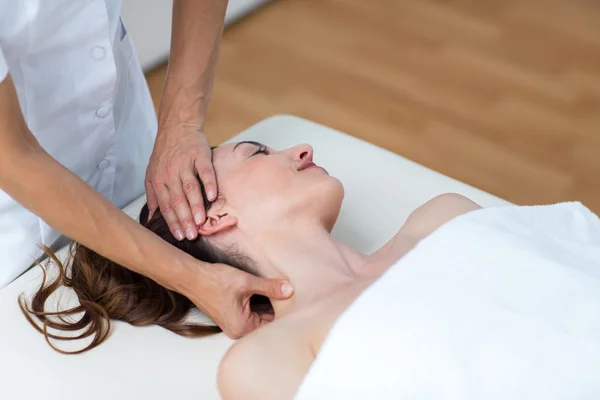 Physiotherapist doing neck massage — Stock Photo, Image