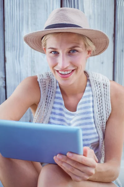 Söt blond kvinna med hjälp av Tablet PC — Stockfoto