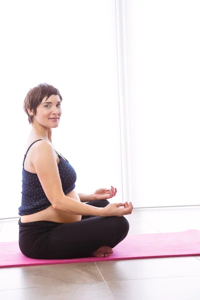 Pregnant woman keeping in shape — Stock Photo, Image