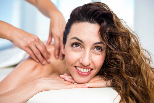 Lachende brunette terugkrijgen van massage — Stockfoto