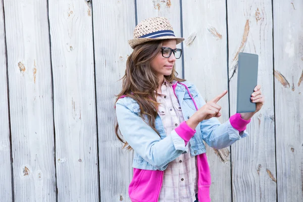 Morena mujer usando tableta pc — Foto de Stock