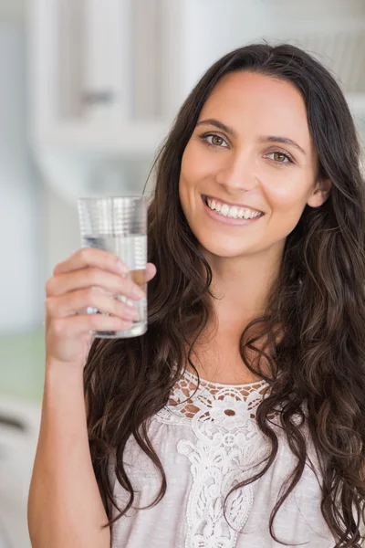 Bonita morena bebiendo vaso de agua —  Fotos de Stock