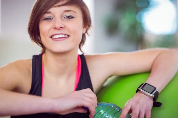 Uygun egzersiz topu yanında oturan kadın — Stok fotoğraf