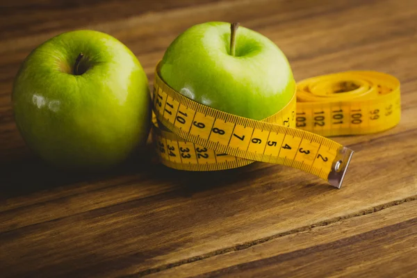 Zelená jablka s měřicí páska — Stock fotografie