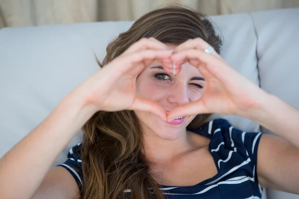 Mujer haciendo corazón con sus manos — Foto de Stock