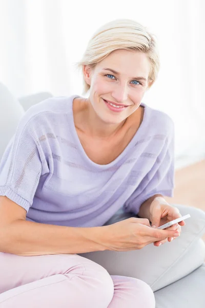 Blond kvinna textilen med mobiltelefon — Stockfoto