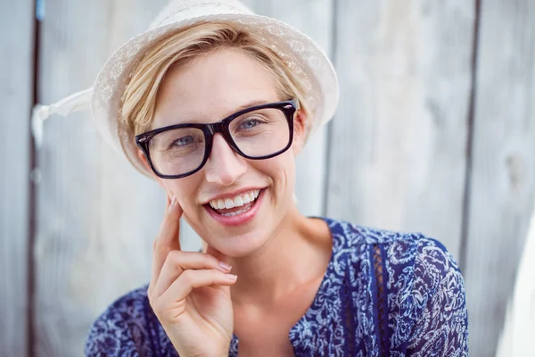 Blonďatá žena bederní brýle — Stock fotografie