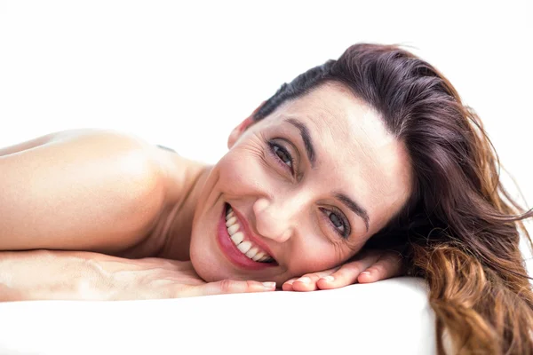 Усміхнена брюнетка отримує гарячий кам'яний масаж — стокове фото