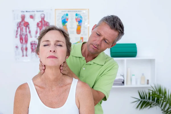 Doctor haciendo ajuste de cuello —  Fotos de Stock