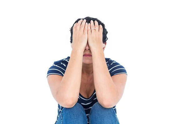 Triest vrouw zitten met hoofd in handen — Stockfoto