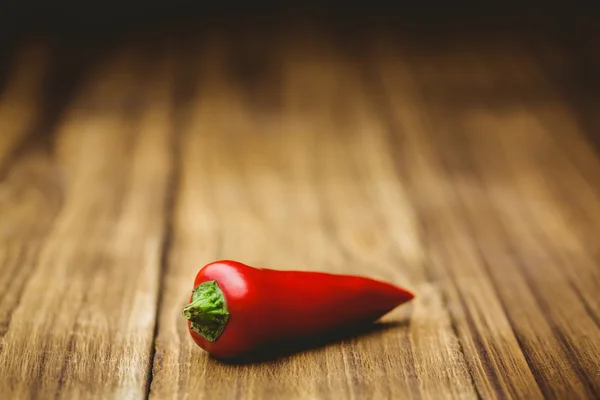 Red Chili em fundo de madeira — Fotografia de Stock