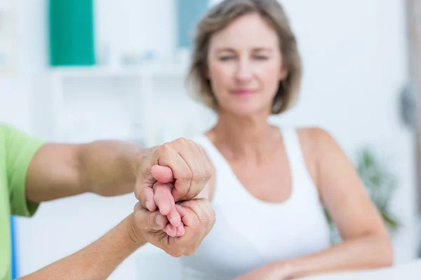 Medico esaminando la mano dei suoi pazienti — Foto Stock