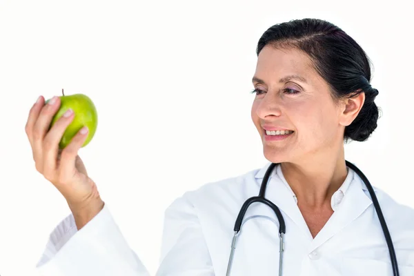 Confiada doctora sosteniendo manzana — Foto de Stock