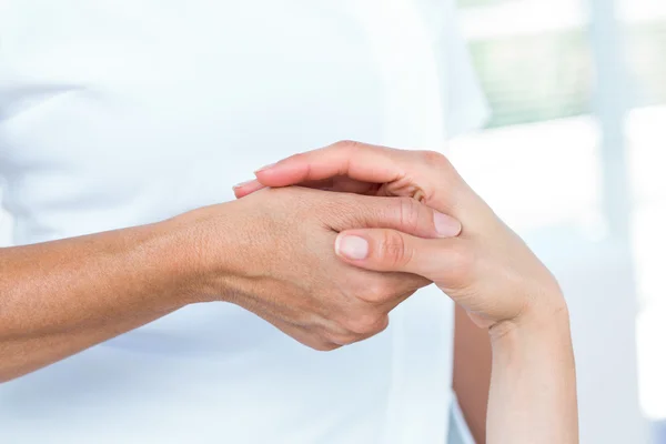 Fisioterapeuta examinando sua mão de pacientes — Fotografia de Stock