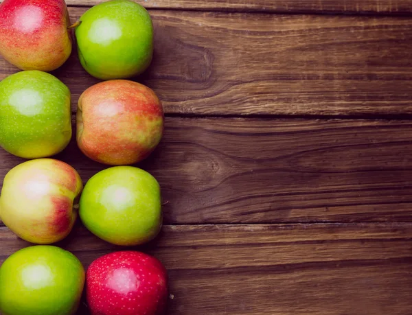 Färska färgglada äpplen — Stockfoto