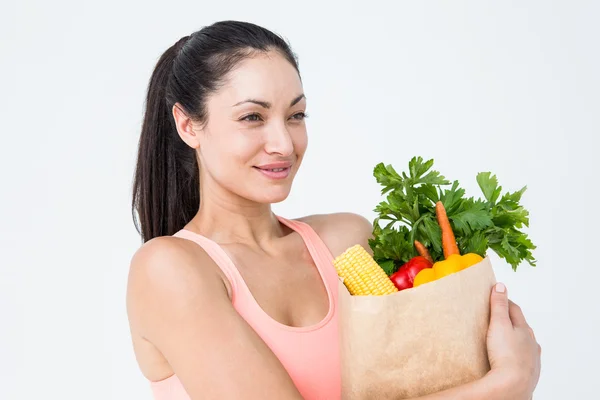 Vrouw bedrijf tas met gezonde voeding — Stockfoto