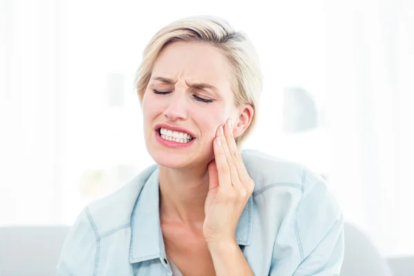 Mulher loira com dor de dente — Fotografia de Stock