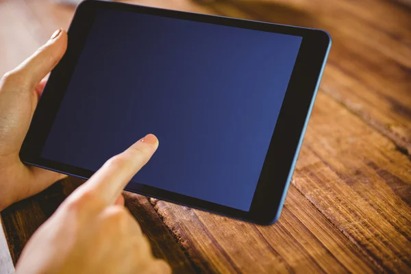 Woman using her tablet pc — Stock Photo, Image