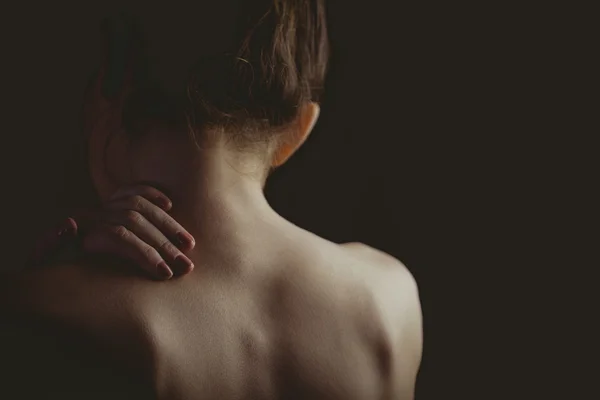 Femme nue avec une blessure à l'épaule — Photo