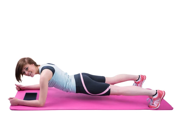 Brünette beim Planken auf Fitnessmatte — Stockfoto