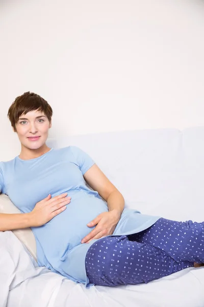 Mulher grávida relaxando no sofá — Fotografia de Stock