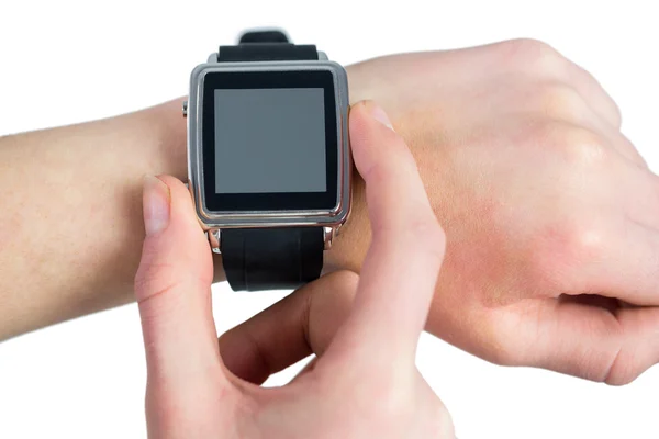 Vrouw met behulp van haar smartwatch — Stockfoto