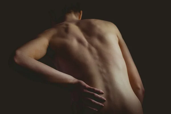 Оголена жінка з травмою спини — стокове фото