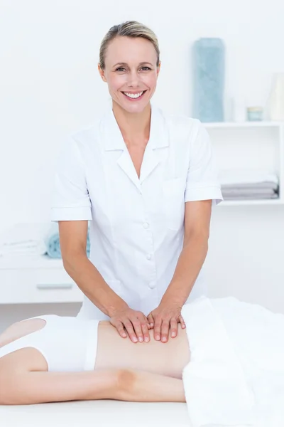 Physiotherapist doing back massage — Stock Photo, Image